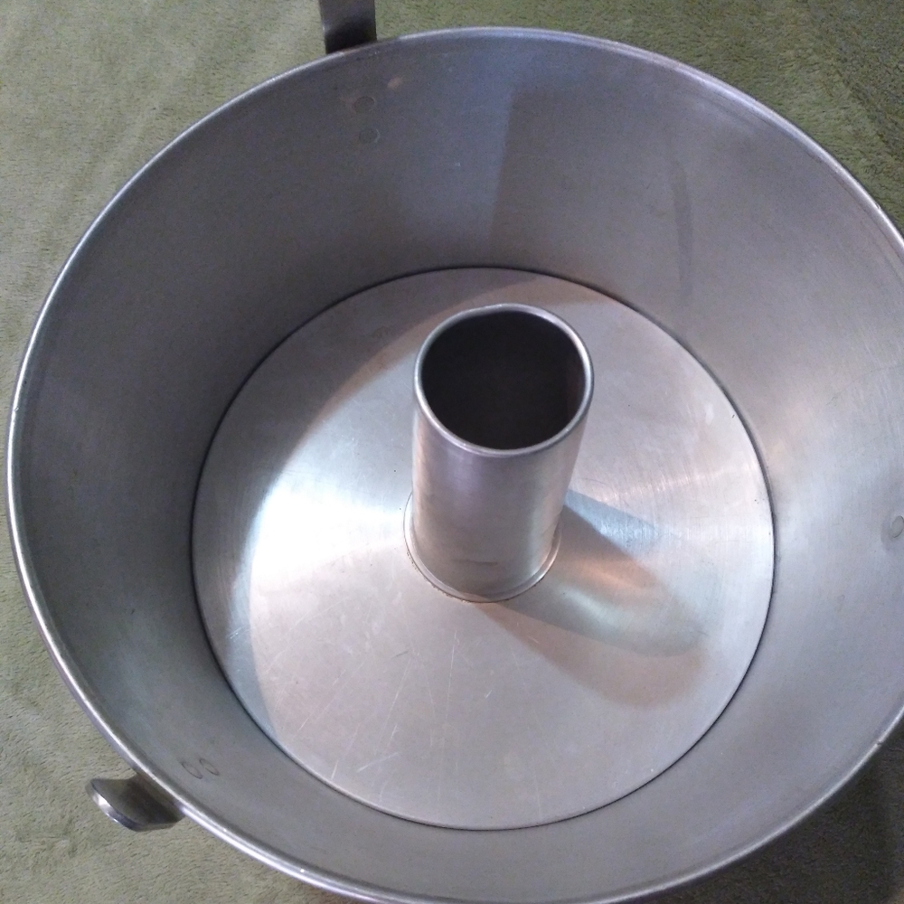 Aluminum cake pans